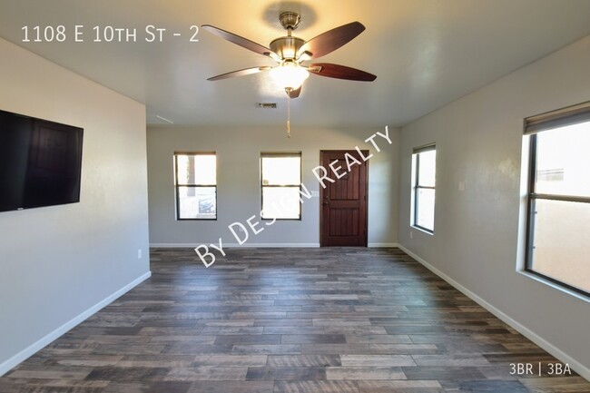 Building Photo - Modern 3 Bed 3 Bath - Less than 1 Mile to ...