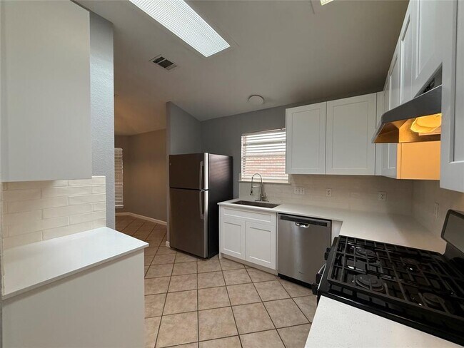 Building Photo - 2512 Claudia Dr