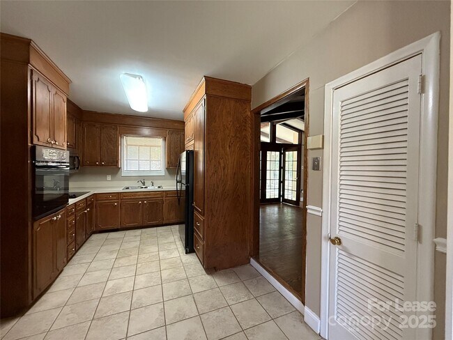 Building Photo - 925 Perth Rd