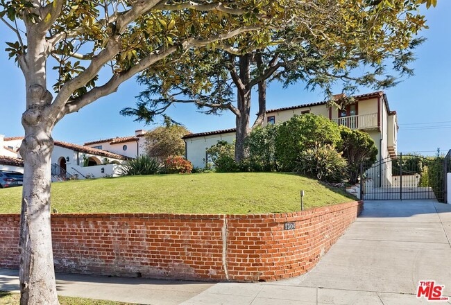 Building Photo - 1304 San Vicente Blvd