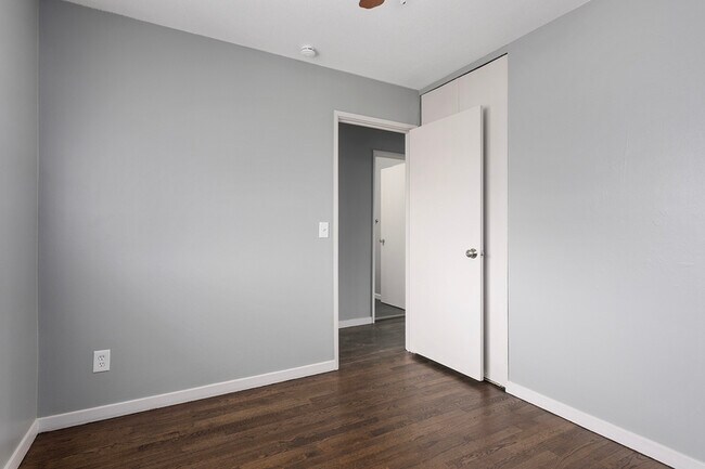 Building Photo - 421 W 87 Pl