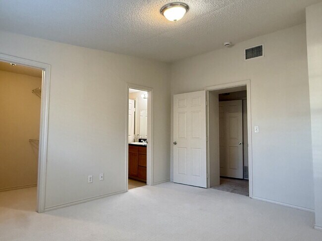 Building Photo - Modern Elegance Meets Location: High Ceilings, Updated Fixtures, Move-In Ready!