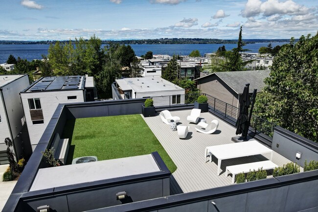 Building Photo - 4bd/4ba Kirkland Home