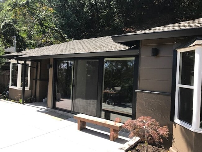 Building Photo - 18 S Trail