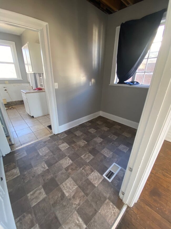 Building Photo - 4 bedroom 2.5 bath house with bonus room