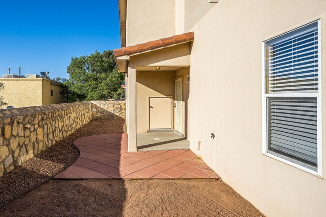 Building Photo - 2353 Saturn Cir