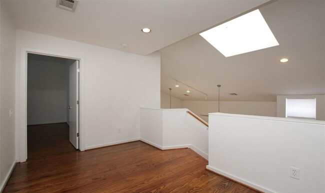 Building Photo - Modern 2/2 Townhome