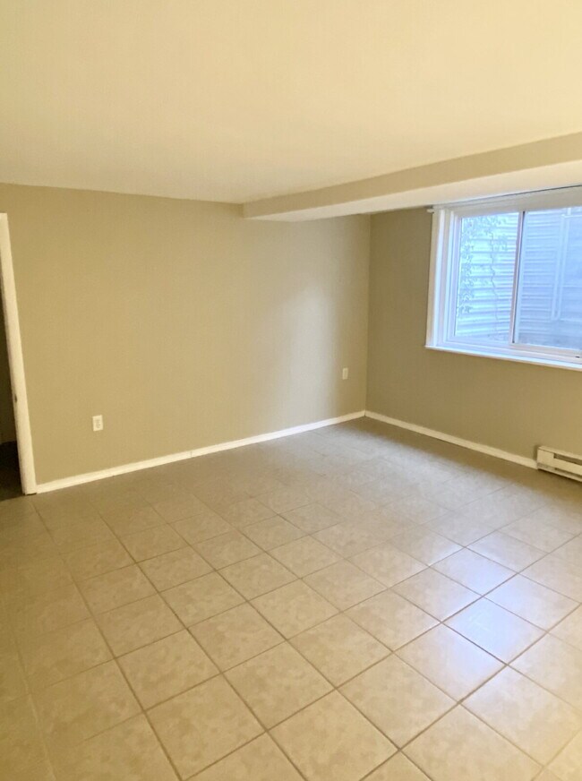 Building Photo - LEASE PENDING! Basement Apartment in Manchester