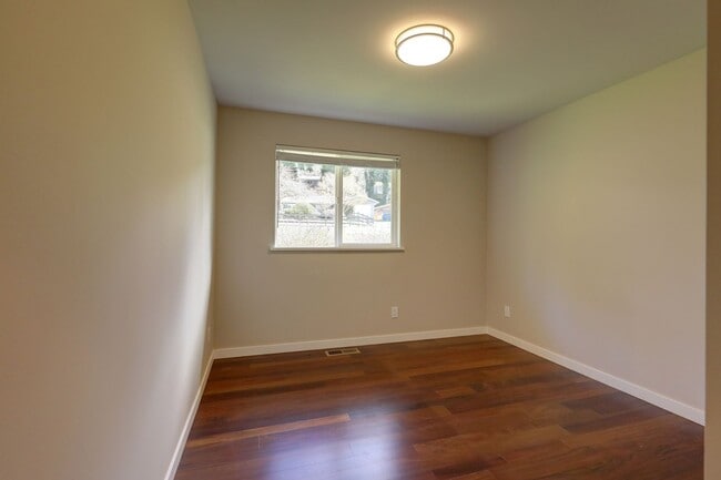 Building Photo - Beautifully Remodeled 4bd, 1.75ba Rambler Available in the Heart of Bellevue.