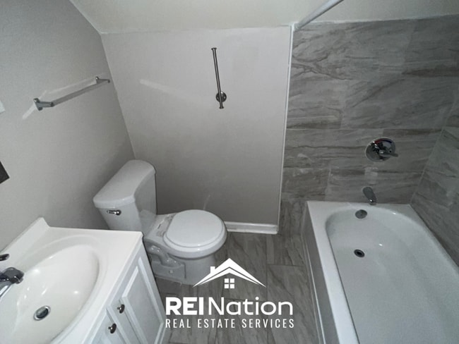 Building Photo - RARE FIND! 4BR/2BA in Memphis | Open Kitchen & Hardwoods | Fenced Yard!