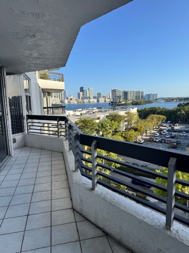 Building Photo - 2 BED/ 2BATH MYSTIC POINT 600 AVENTURA