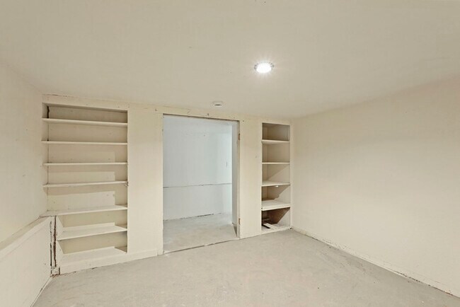Building Photo - Beautifully updated 2/1 in North Oak Park! Located Close to UC Davis Med Center + MgGeorge Law Sc...