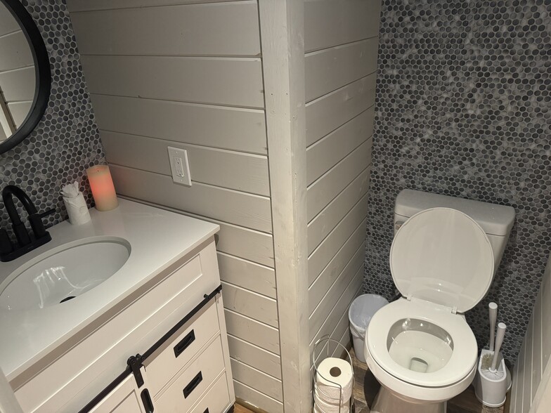 Building Photo - 132 Alma St