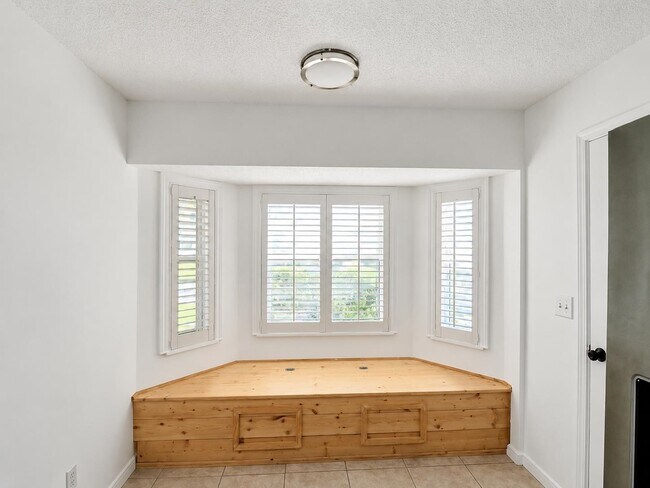 Building Photo - 405 Island View Cir