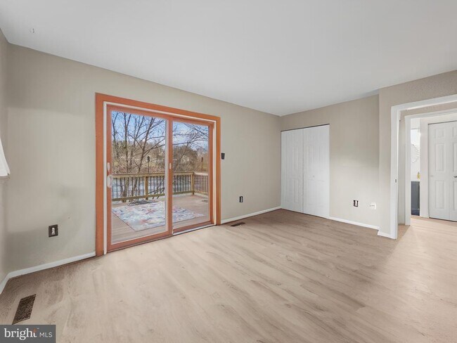 Building Photo - 6586 Hemlock Point Rd