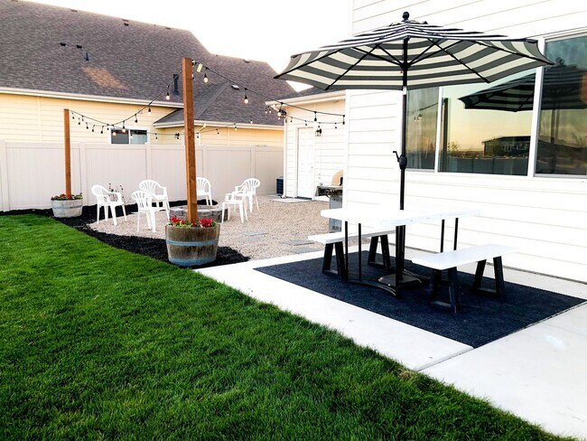 Building Photo - Welcome to this charming 3 bed 2.5 bath ho...