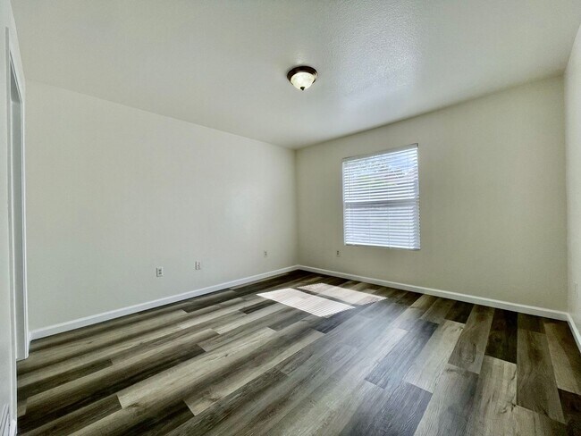 Building Photo - 555 E Silverado Ranch Blvd