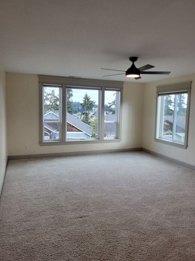 Building Photo - Immaculate 5 Bedroom West Salem Home With a View