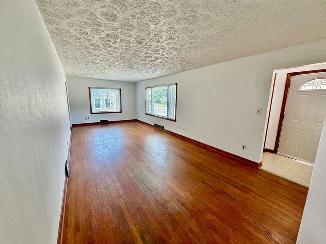 Building Photo - Spacious 3 Bedroom 2 Bathroom Home with Attached Garage!