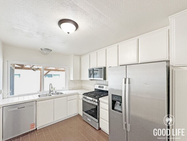 Building Photo - Spacious 3BR/2BA Home with 2-Car Garage in Lake Forest, CA – Great Location