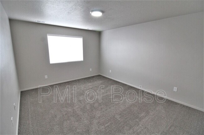 Building Photo - 19571 Newhall Pl