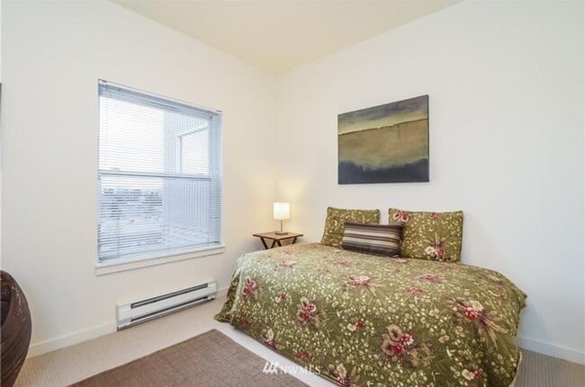 Building Photo - Modern Top-Floor Condo with Stunning Seattle Views