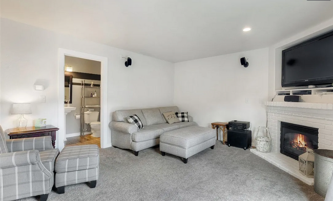 Building Photo - Beautiful Designer 3 bedroom home in Quiet...