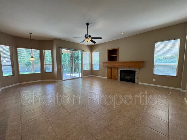 Building Photo - 1313 W Straford Ave