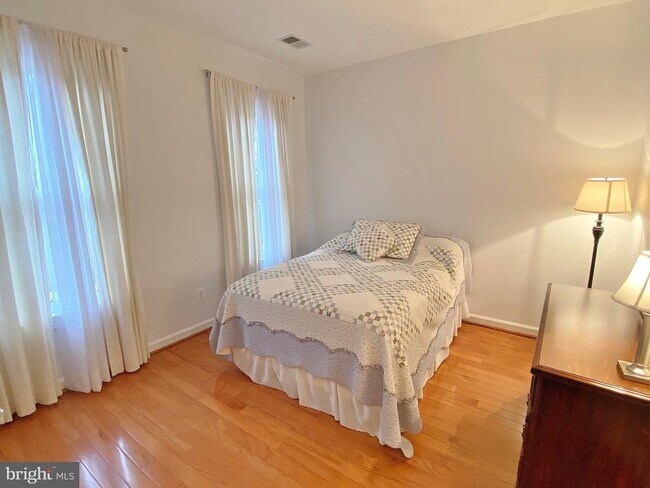 Building Photo - 407 Oronoco St