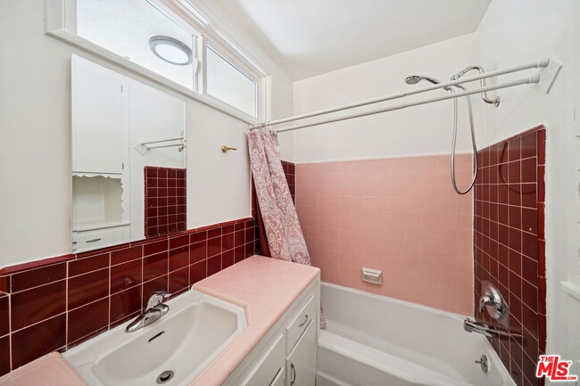 Building Photo - 5319 Vantage Ave