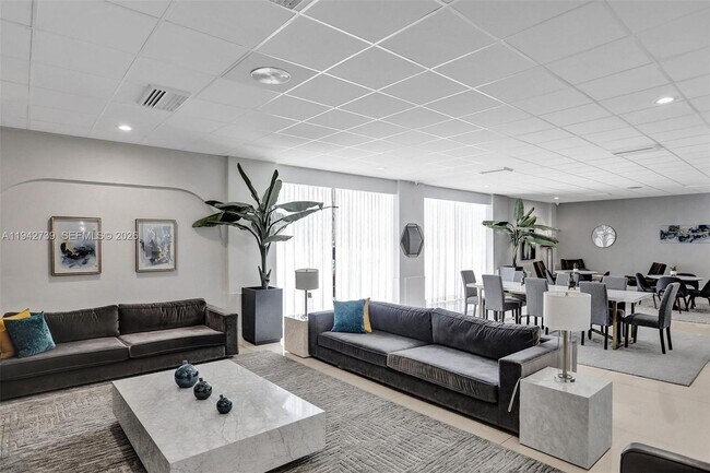 Building Photo - 3140 S Ocean Dr