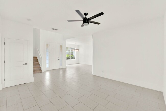 Building Photo - RENOVATED 5 BEDROOM FENCED IN, GOLF FRONTA...