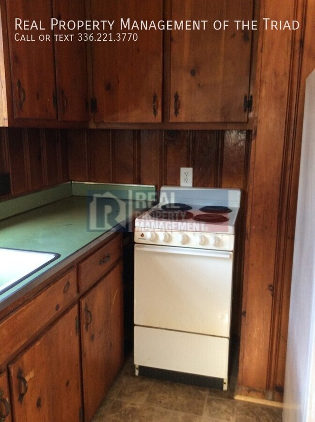 Building Photo - Cozy 1 Bedroom/1 Bath in the Heart of Gree...