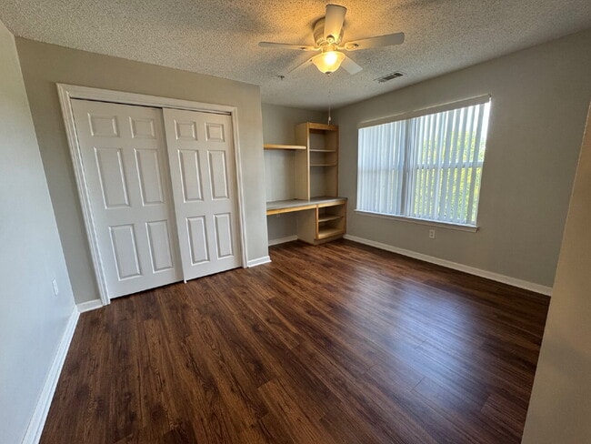 Building Photo - Off Campus Housing - Private bedroom and bathroom available NOW  in Harts Cove