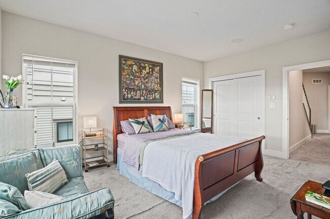 Building Photo - 820 Fern Pl NW