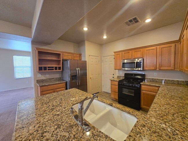 Building Photo - Mountain Edge