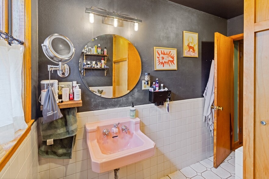 Building Photo - 1109 E Flint St