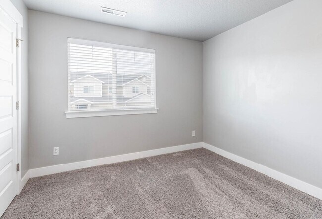 Building Photo - Bright and Charming Townhome Nestled in th...