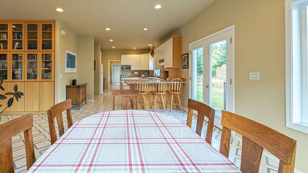 Building Photo - 123 E Bachelor Rock Dr