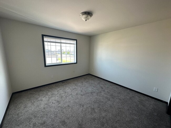 Building Photo - 3 Bed 3 Bath Twin Home