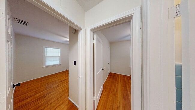 Building Photo - Charming 2 Bedroom/ 1 Bathroom Home with D...