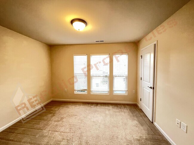 Building Photo - Beautiful 3 Bedroom, 2.5 Bathroom Townhome...