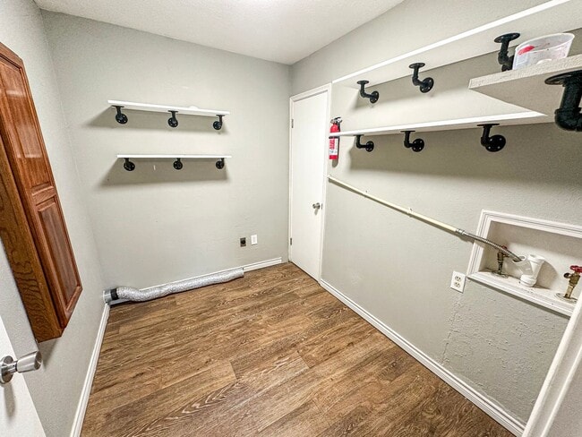 Building Photo - 4 Bedroom, 2 Bathroom Home in Woodway, TX!