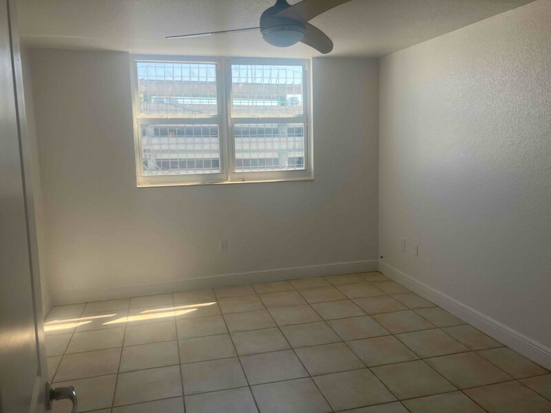 Building Photo - 720 Collins Ave