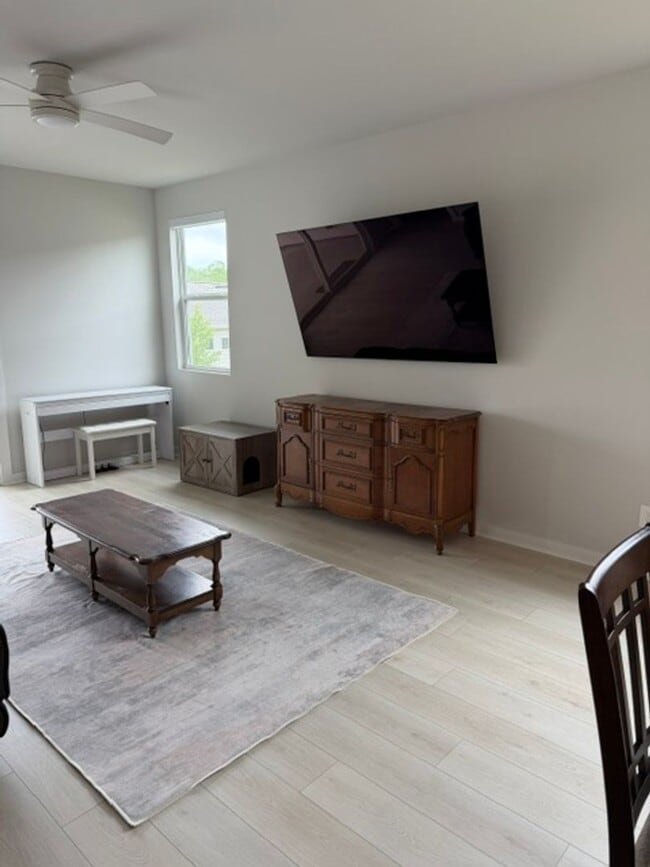 Building Photo - For Lease!! Available in June.  Experience comfortable, low-maintenance living in one of Gallatin...