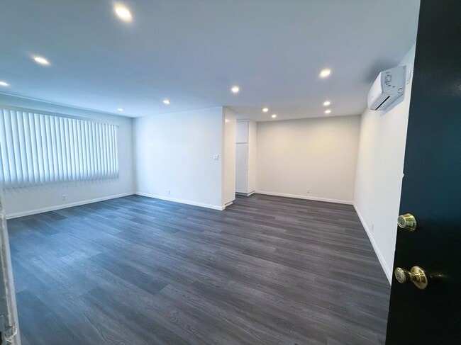 Building Photo - 525 Fischer, 1