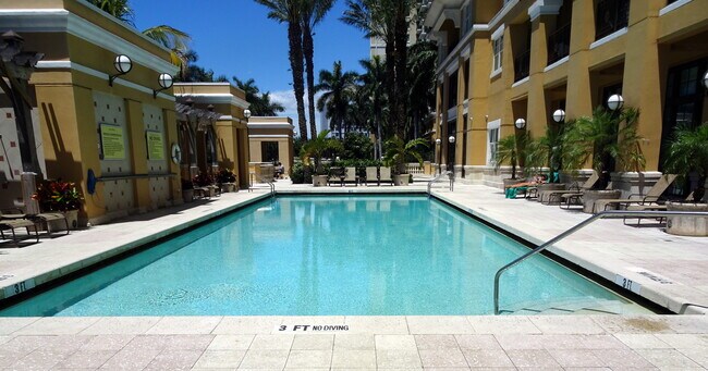 Building Photo - ANNUAL/SEASONAL/ SHORT-TERM TURNKEY FURNISHED- 2 /2 AT THE RENAISSANCE DOWNTOWN!!