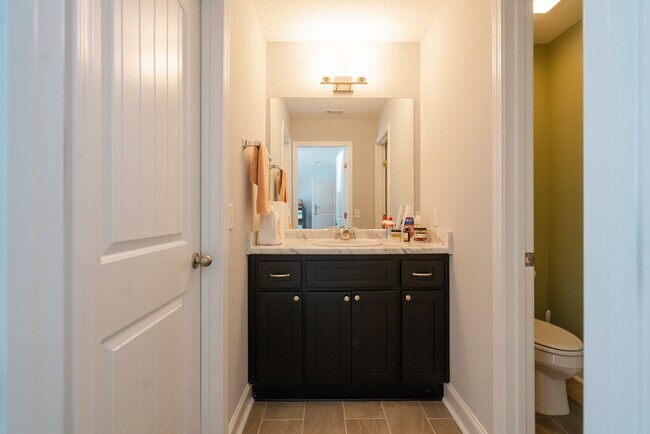 Building Photo - Spacious 4 Bed, 4 Bath