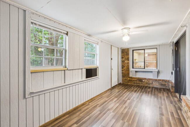 Building Photo - Welcome to this charming 3-bedroom, 2-bath...