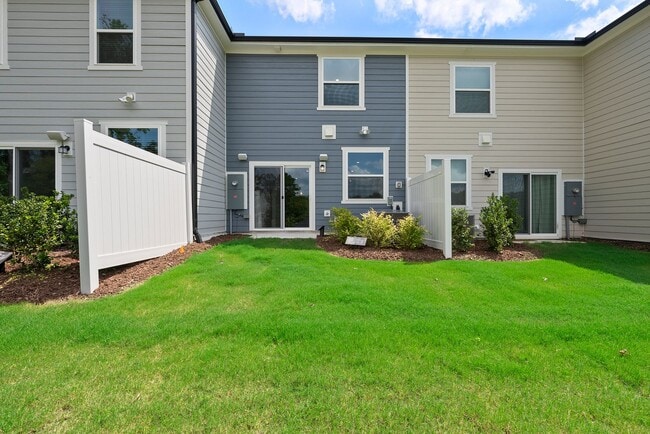 Building Photo - MOVE-IN READY-LIKE NEW TOWNHOME IN THE DURHAM/BRIER CREEK AREA
